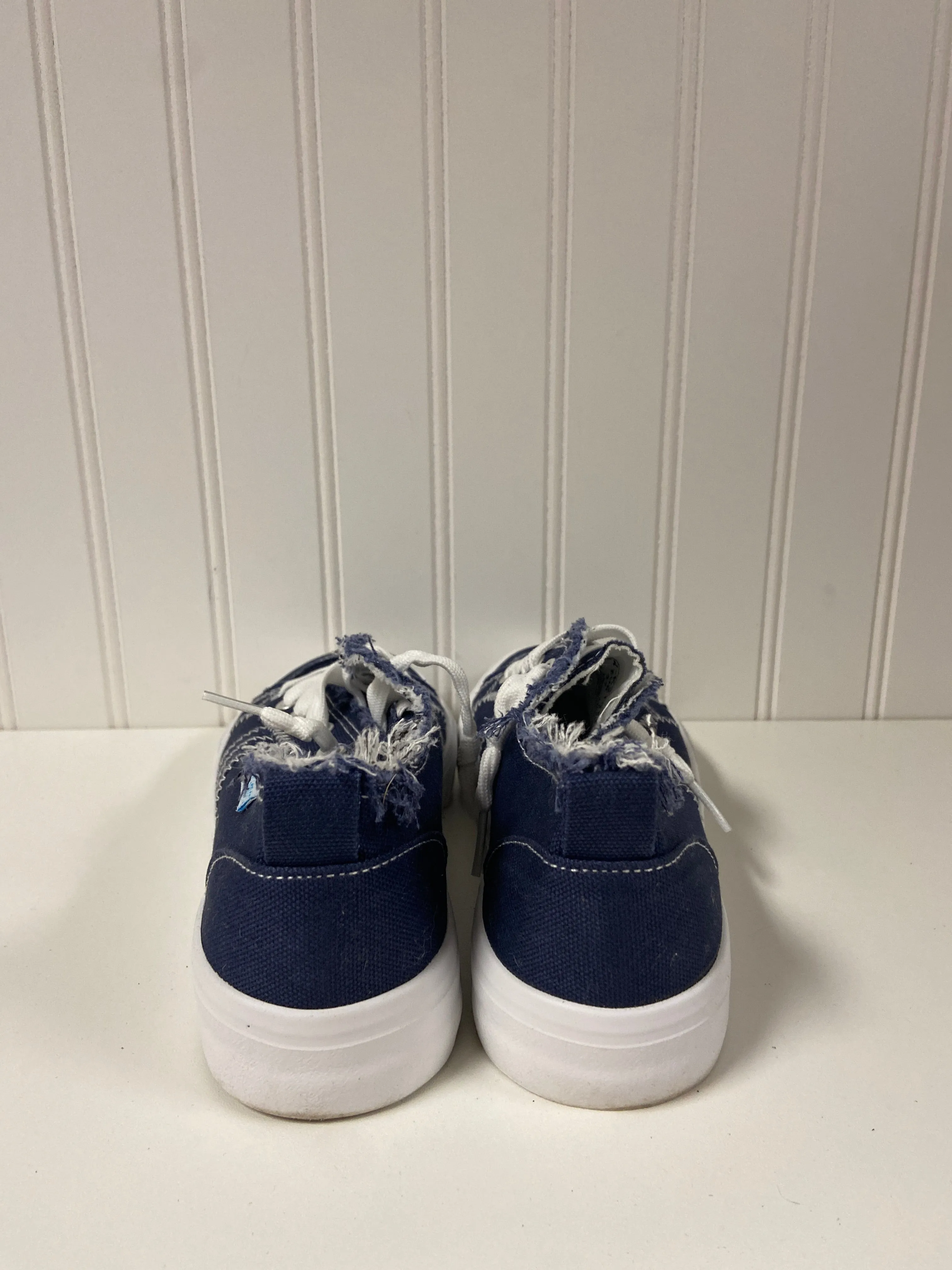 Blue & White Shoes Sneakers Clothes Mentor, Size 6